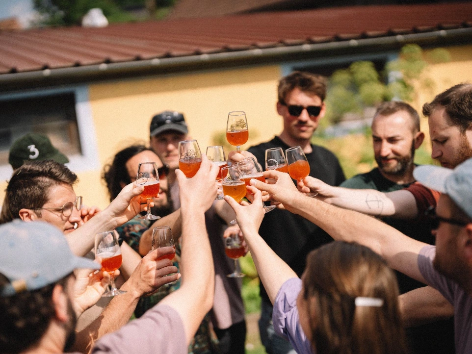 Genieten van een unieke ervaring en pure gezelligheid op het sfeervolle terras van onze actieve boerderij.